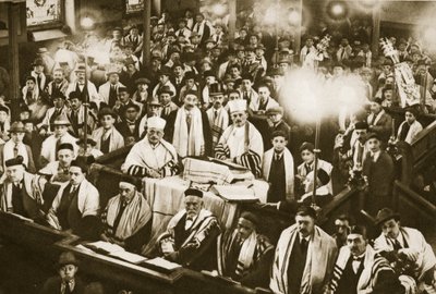 Innenraum einer Synagoge im East End während eines Festes von English Photographer